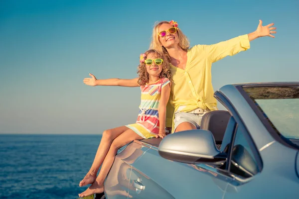 Ευτυχισμένη Οικογένεια Ταξίδια Αυτοκίνητο Άνθρωποι Διασκεδάζουν Στο Μπλε Καμπριολέ Καλοκαιρινές — Φωτογραφία Αρχείου