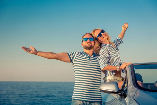 幸福的夫妇乘车旅行 人们穿着蓝色的敞篷车玩得很开心 暑假理念 — 图库照片