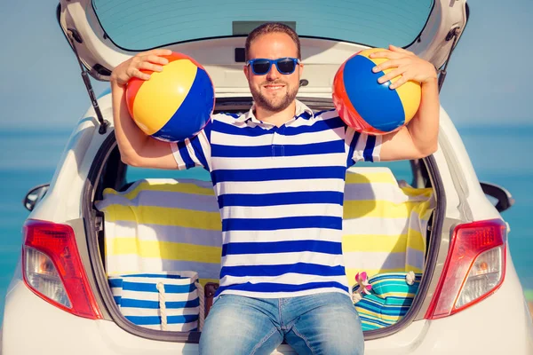 Hombre Feliz Viaja Coche Persona Divirtiéndose Playa Concepto Vacaciones Verano — Foto de Stock