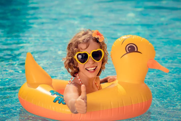 Niño Feliz Divirtiéndose Vacaciones Verano Chico Gracioso Piscina Concepto Estilo — Foto de Stock