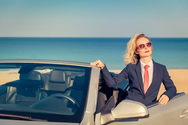 Úspěšná Mladá Podnikatelka Pláži Žena Stojící Vedle Klasické Auto Kabriolet — Stock fotografie