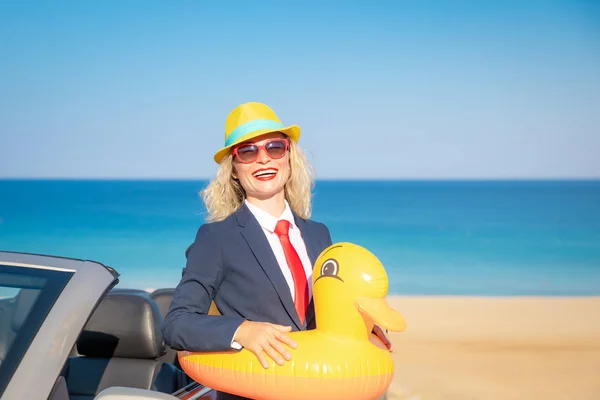 海滩上成功的年轻女商人 站在敞篷车旁边的女人经典的车 暑假与自由旅游理念 — 图库照片