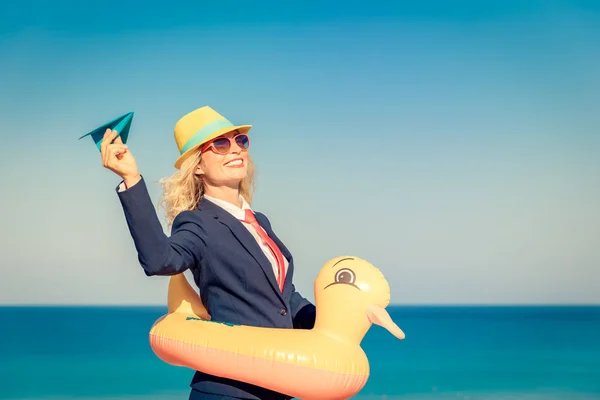 Erfolgreiche Geschäftsfrau Die Spaß Strand Hat Junge Frau Vor Meer — Stockfoto