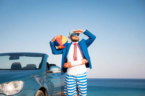 浜辺で 成功した青年実業家 カブリオレの古典的な車の中で立っている男 夏の休暇と自由旅行の概念 — ストック写真