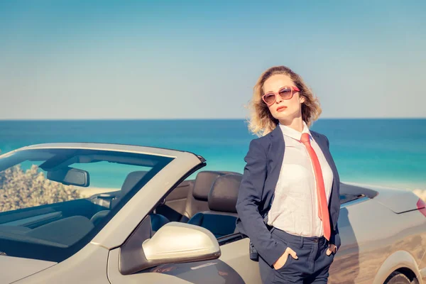 Udanego Interesu Młody Plaży Kobieta Stojąc Pobliżu Cabriolet Klasycznego Samochodu — Zdjęcie stockowe