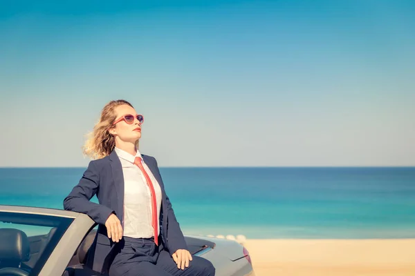 Jovem Empresária Bem Sucedida Praia Mulher Sentada Carro Clássico Cabriolet — Fotografia de Stock