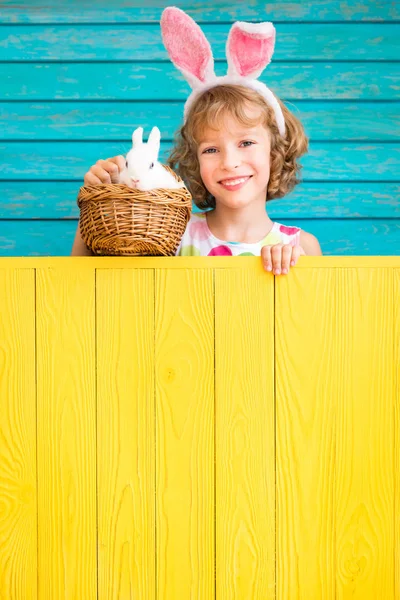 Dítě Velikonoční Zajíček Drží Nápis Prázdné Kluk Hraje Králíčkem Jarní — Stock fotografie