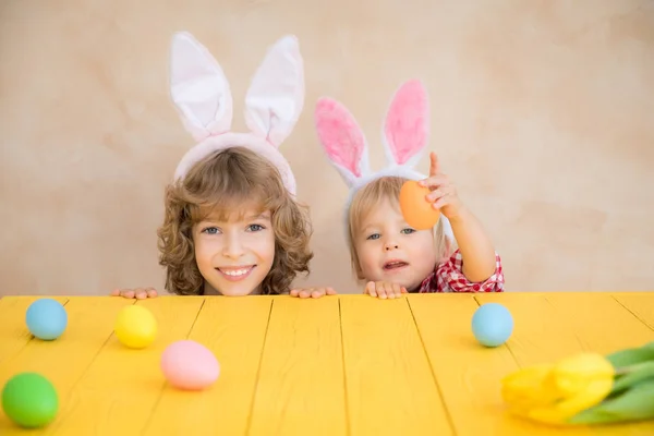 Grappig Kinderen Dragen Paashaas Kinderen Met Plezier Thuis Lente Feestdagen — Stockfoto