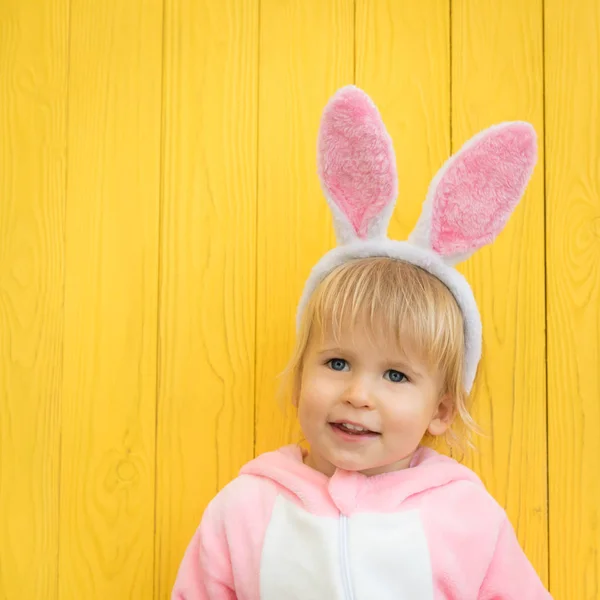 Chico Gracioso Vistiendo Conejo Pascua Niño Divirtiéndose Casa Concepto Vacaciones — Foto de Stock