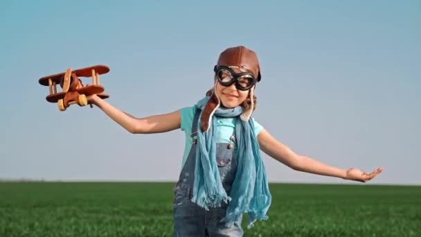 Joyeux enfant jouant avec un avion jouet sur fond de ciel d'été. Concept de voyage et vacances 