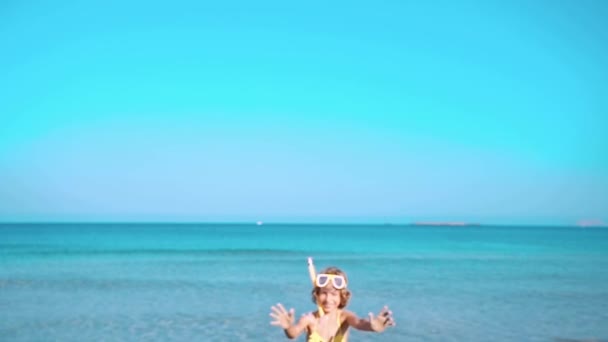 快乐的孩子在海滩上玩耍 孩子在手上露出沙子 暑假概念 — 图库视频影像