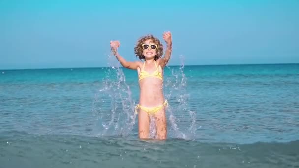 Ευτυχισμένο Παιδί Που Παίζει Στη Θάλασσα Παιδί Διασκεδάζει Στην Παραλία — Αρχείο Βίντεο