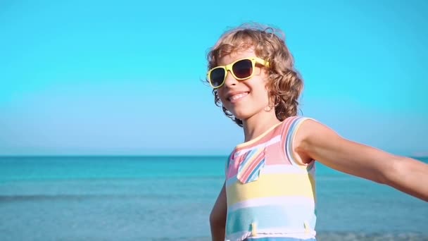 Niño Feliz Con Las Manos Abiertas Contra Mar Azul Fondo — Vídeos de Stock