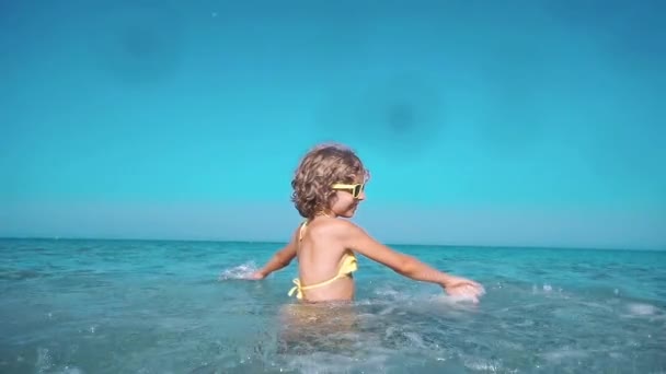 Счастливый Ребенок Играющий Море Ребенок Веселится Пляже Летние Каникулы Активный — стоковое видео
