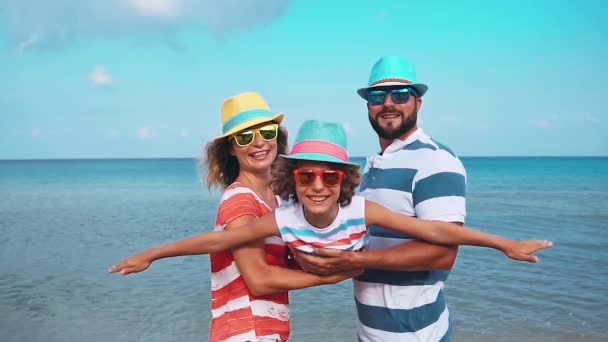 Gelukkige Familie Het Strand Mensen Hebben Plezier Zomervakantie Vader Moeder — Stockvideo