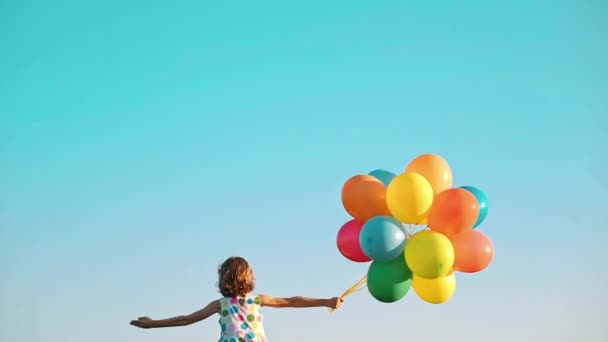 Gelukkig Kind Spelen Met Heldere Multicolor Ballonnen Buiten Kind Heeft — Stockvideo