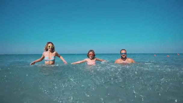 Familia Feliz Divirtiéndose Vacaciones Verano Padre Madre Hijo Jugando Mar — Vídeo de stock