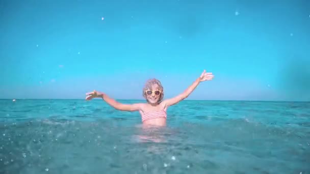 Szczęśliwe Dziecko Bawiące Się Morzu Dzieciak Dobrze Się Bawi Plaży — Wideo stockowe