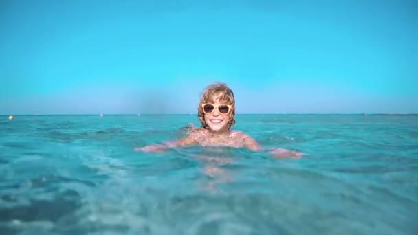 快乐的孩子在海里玩耍 孩子在海滩玩得很开心暑假和积极的生活方式概念 — 图库视频影像