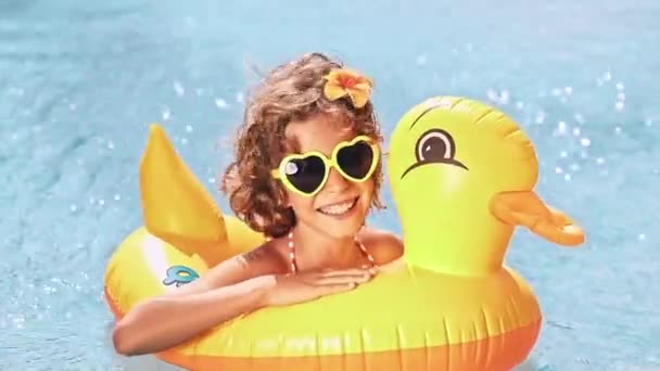 Criança Feliz Divertindo Nas Férias Verão Miúdo Engraçado Piscina Conceito — Vídeo de Stock