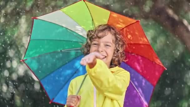 Feliz Niño Jugando Bajo Lluvia Niña Con Paraguas Divirtiéndose Aire — Vídeos de Stock