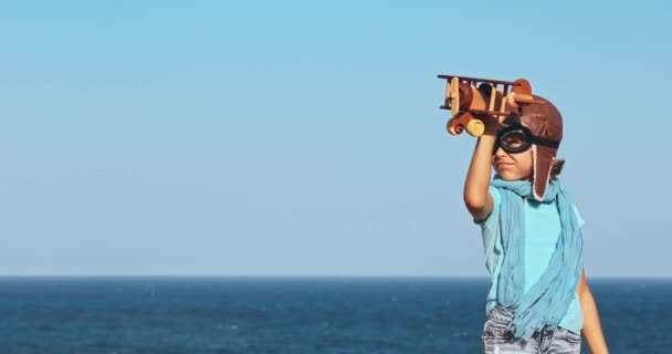 Gelukkig Kind Spelen Met Speelgoed Vliegtuig Tegen Zee Hemel Achtergrond — Stockvideo