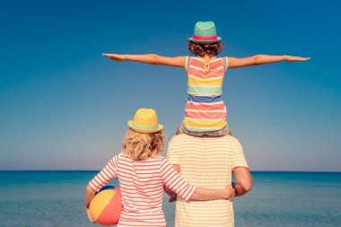 Mutlu aile yaz tatil. İnsanlar sahilde eğleniyor. Aktif sağlıklı yaşam tarzı. Arkadan Görünüş