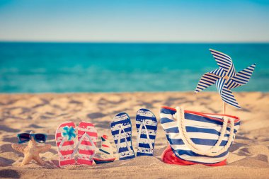 Plaj Flip-flop kum üzerinde. Yaz tatil kavramı