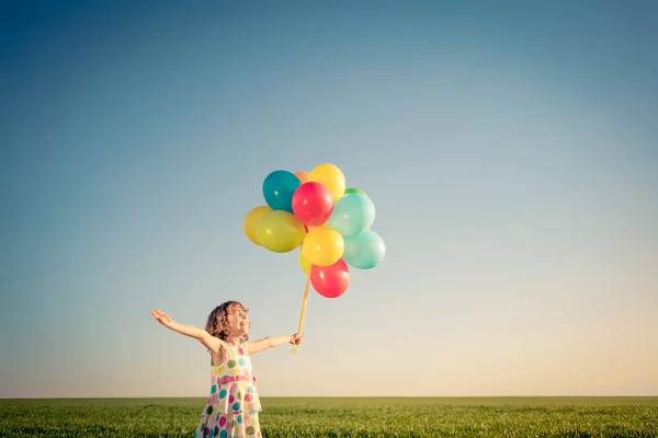 Glada Barn Leker Med Ljusa Flerfärgad Ballonger Utomhus Ungen Har — Stockfoto