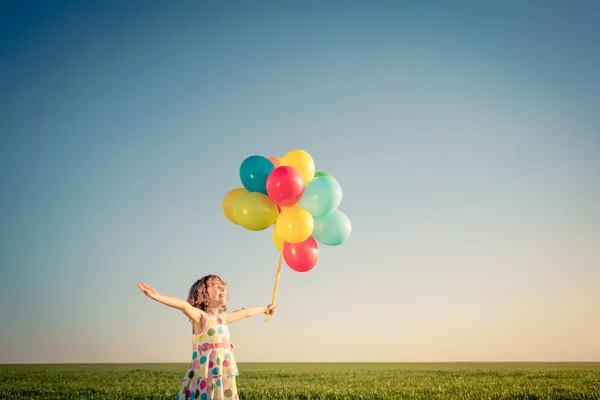 Gelukkig Kind Spelen Met Heldere Multicolor Ballonnen Buiten Kind Heeft — Stockfoto