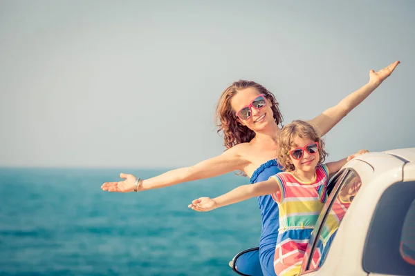 愉快的家庭乘车旅行 人们在海滩上玩得很开心 暑假理念 — 图库照片