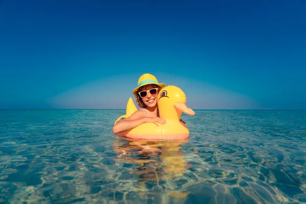 Criança Feliz Divertindo Nas Férias Verão Miúdo Engraçado Nadar Mar — Fotografia de Stock