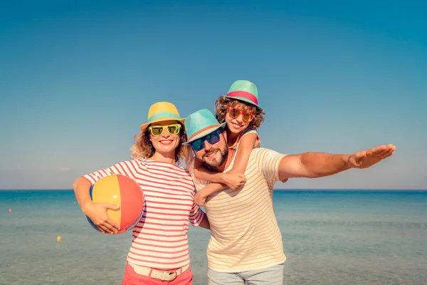 Mutlu Aile Yaz Tatil Nsanlar Sahilde Eğleniyor Aktif Sağlıklı Yaşam — Stok fotoğraf