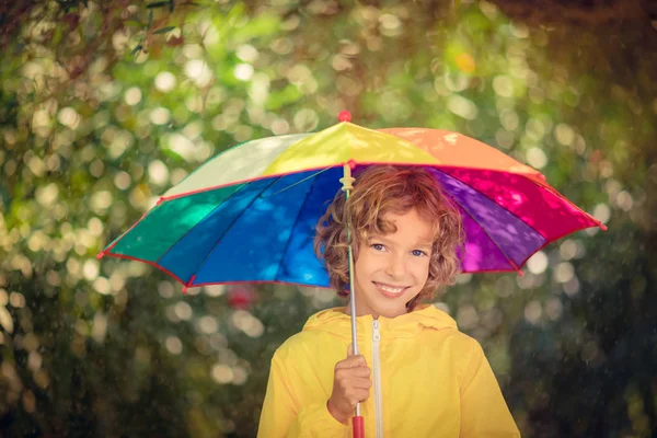Glückliches Kind Das Regen Spielt Kleines Mädchen Mit Regenschirm Vergnügt — Stockfoto