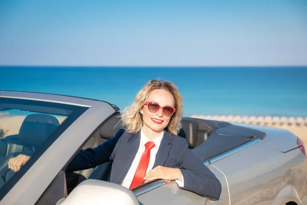 Επιτυχημένη Νεαρός Επιχειρηματίας Στην Παραλία Γυναίκα Που Κάθεται Στο Κλασικό — Φωτογραφία Αρχείου