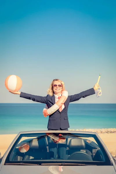 ビーチで成功した若手実業家 カブリオレの古典的な車の中で立っている女性 夏の休暇と自由旅行の概念 — ストック写真