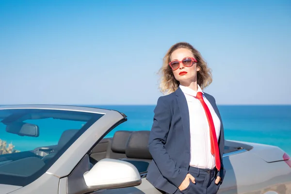 Úspěšná Mladá Podnikatelka Pláži Žena Stojící Vedle Klasické Auto Kabriolet — Stock fotografie