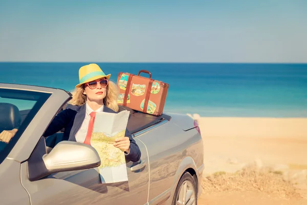 ビーチで成功した若手実業家 カブリオレの古典的な車に座っている女性 夏の休暇と自由旅行の概念 — ストック写真