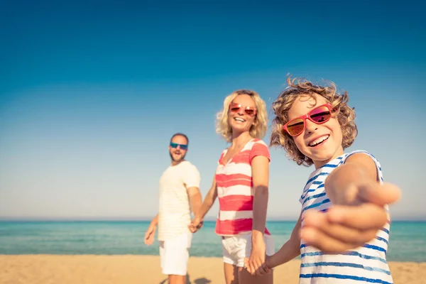 暑假快乐的家庭 人们在海滩上玩得很开心 积极健康的生活方式 — 图库照片
