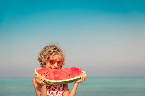 Boldog Gyermek Nyári Vakáció Gyerek Enni Görögdinnye Strandon Egészséges Élelmiszer — Stock Fotó