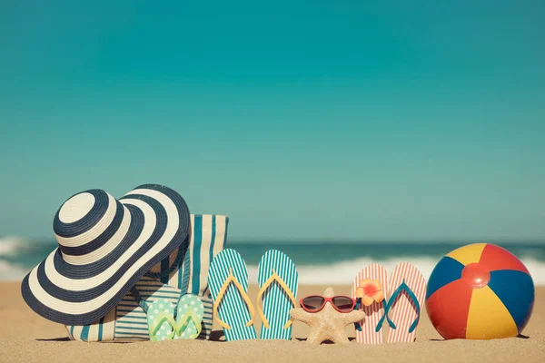 Plaj Flip Flop Kum Üzerinde Yaz Tatil Kavramı — Stok fotoğraf