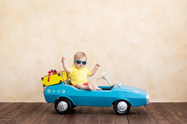 快乐的孩子骑玩具老爷车 有趣的孩子在家玩 暑假和旅游理念 — 图库照片