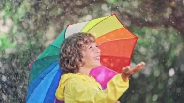 Renkli şemsiye yağmur zevk ile kız