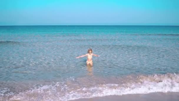 女孩享受在海边的时间 — 图库视频影像