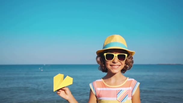 Meisje Speelt Met Papieren Vliegtuigje Aan Zee — Stockvideo