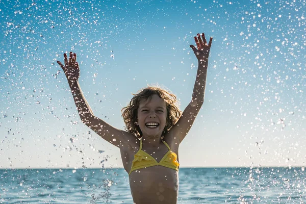 海で遊んで幸せな子 子供の夏休みに楽しい時を過します 健康的なアクティブなライフ スタイル コンセプト — ストック写真