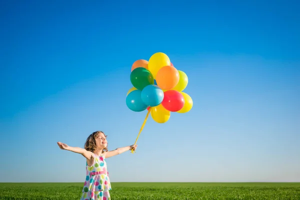 Criança Feliz Brincando Com Balões Multicoloridos Brilhantes Livre Criança Divertindo — Fotografia de Stock