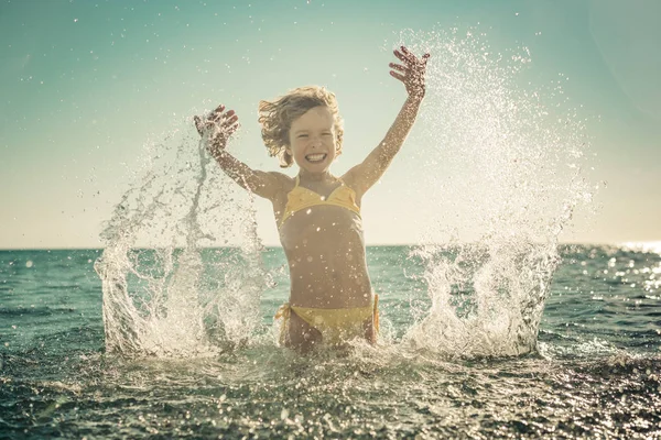 Gelukkig Kind Spelen Zee Kind Plezier Zomervakantie Gezonde Actieve Levensstijl — Stockfoto