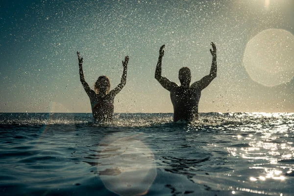 Ευτυχισμένο Ζευγάρι Παίζει Στη Θάλασσα Άνδρας Και Γυναίκα Έχοντας Διασκέδαση — Φωτογραφία Αρχείου