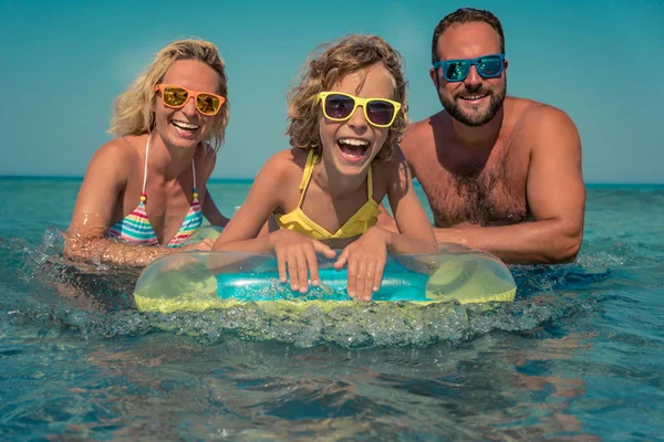 海で遊んで幸せな家族 母と父は 夏の休暇を楽しんでします 健康的なアクティブなライフ スタイル コンセプト — ストック写真